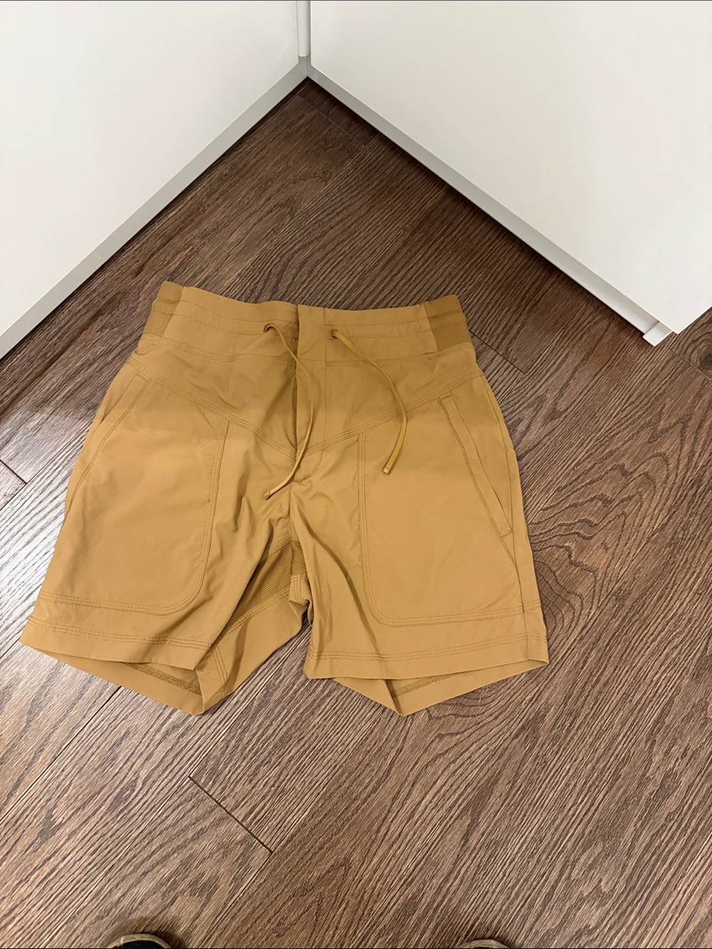 Indeya Lightweight Drawstring Active Shorts in mustard yellow size Small